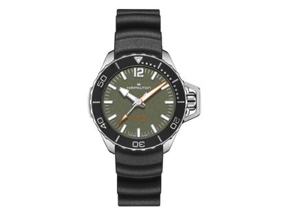 Hamilton Khaki Navy Frogman Auto Edelstahl 41mm grünes Zifferblatt schwarzes Kautschukband – Herrenuhren Uhr ohne Datum aus Edelstahl. Das Gehäuse ist rund und silber. Das Kautschuk / Kunststoff / Silikon Armband ist schwarz. Das Zifferblatt ist arabisch Index und grün.