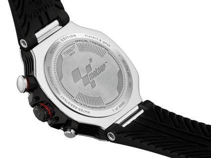 Tissot T-Race MotoGP                   2025 Chronograph Limited Edition Quarz Edelstahl 45mm schwarz-braunes Zifferblatt schwarzes Silikonband – Herrenuhren Chronograph aus Edelstahl und PVD beschichtet. Das Gehäuse ist rund und silber. Das Kautschuk / Kunststoff / Silikon Armband ist schwarz. Das Zifferblatt ist ein Index in schwarz. – Ansicht 8