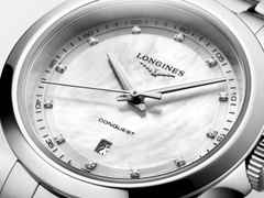 Longines Conquest Quarz Edelstahl 30mm weißes Perlmutt-Zifferblatt mit Diamanten Metallband – Damenuhren Uhr mit Datum aus Edelstahl. Das Gehäuse ist rund und silber. Das Edelstahlarmband ist silber. Das Zifferblatt ist ein Index in weiß. – Ansicht 2