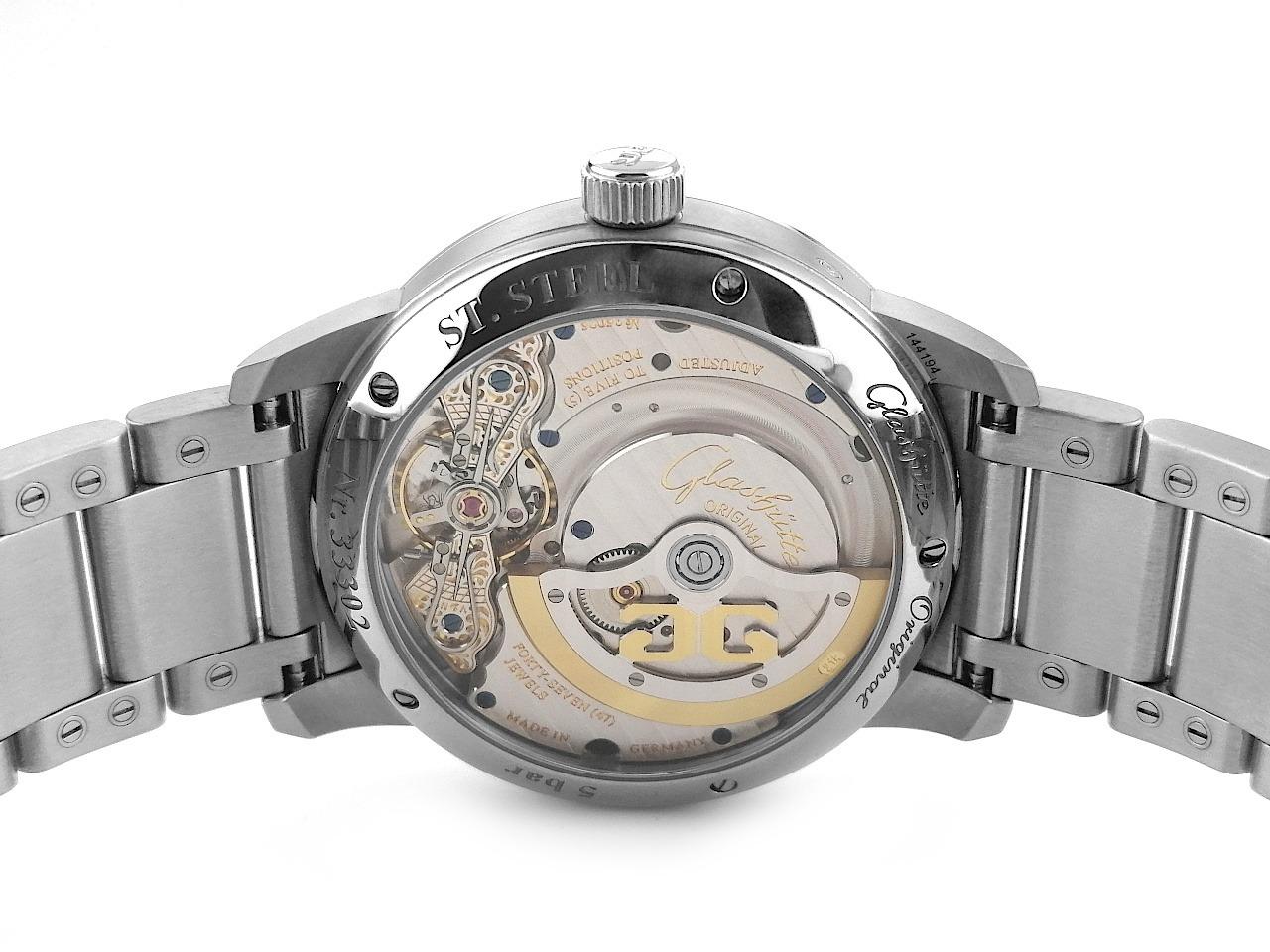 Glashütte Original PanoMaticLunar Automatik Edelstahl 40mm grün Metallband 1-90-02-13-32-70 Full Set Occasion Neu – Herrenuhren Uhr mit Datum aus Edelstahl. Das Gehäuse ist rund und silber. Das Edelstahlarmband ist silber. Das Zifferblatt ist arabisch Index und grün. – Ansicht 2