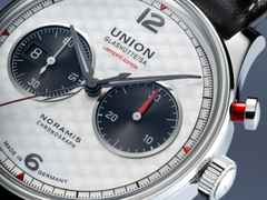 Union Glashütte Noramis Chronograph Sachsen Classic 2025 Limited Edition Automatik Edelstahl 42mm silberfarbenes Zifferblatt schwarzes Lederband – Herrenuhren Chronograph aus Edelstahl und Leder. Das Gehäuse ist rund und silber. Das Lederarmband ist schwarz. Das Zifferblatt ist arabisch Index und silber. – Ansicht 2