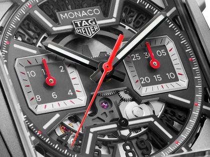 TAG Heuer Monaco Chronograph Automatik Titan 39mm skelettiertes Zifferblatt schwarzes Kautschuk-Lederband – Herrenuhren Chronograph aus Titan. Das Gehäuse ist quadratisch und silber. Das Kautschuk / Kunststoff / Silikon Armband ist schwarz. Das Zifferblatt ist ein Index in schwarz. – Ansicht 4