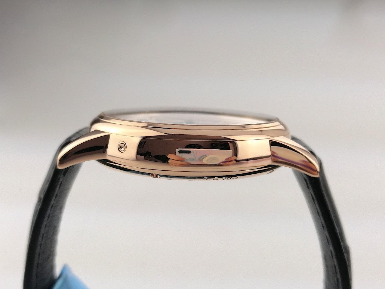 Glashütte Original Senator Mondphase Skelettierte Edition Handaufzug Rotgold 42mm skelettiertes Zifferblatt schwarzes Lederband Limited Edition 1-49-13-15-15-04 Full Set, Service 2025 mit Garantie, Occasion – Herrenuhren Uhr ohne Datum aus 750 Rotgold. Das Gehäuse ist rund und rotgold. Das Lederarmband Kroko / Alligator ist schwarz. Das Zifferblatt ist römisch Index und silber. – Ansicht 4