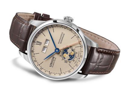 Union Glashütte 1893 Johannes Dürrstein Edition Doppelmondphase Handaufzug Edelstahl 41mm beiges Zifferblatt braunes Lederband – Herrenuhren Uhr mit Datum aus Edelstahl und Leder. Das Gehäuse ist rund und silber. Das Lederarmband ist braun. Das Zifferblatt ist römisch Index und beige. – Ansicht 3