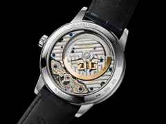 Glashütte Original PanoMaticCalendar Automatik Platin 42mm skelettiertes Zifferblatt blaues Lederband limitiert – Herrenuhren Uhr mit Kalender aus 750 Weißgold, 950 Platin und Leder. Das Gehäuse ist rund und silber. Das Lederarmband Kroko / Alligator ist blau. Das Zifferblatt ist ein Index in blau. – Ansicht 7