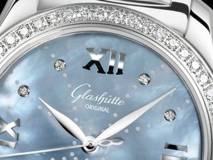 Glashütte Original Lady Serenade Automatik Edelstahl 36mm blaues Perlmutt-Zifferblatt mit Brillanten Metallband – Damenuhren Uhr mit Datum aus Edelstahl. Das Gehäuse ist rund und silber. Das Edelstahlarmband ist silber. Das Zifferblatt ist römisch Index und blau. – Ansicht 3