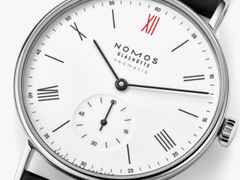 Nomos Glashütte Ludwig 36 Neomatik "Ärzte ohne Grenzen" Limited Edition Automatik Edelstahl 36mm weißes Zifferblatt schwarzes Lederband – Damenuhren Uhr ohne Datum aus Edelstahl. Das Gehäuse ist rund und silber. Das Lederarmband ist schwarz. Das Zifferblatt ist römisch Index und weiß. – Ansicht 3