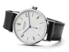 Nomos Glashütte Tangomat Automatik Edelstahl 38mm weißes Zifferblatt schwarzes Lederband Stahlboden – Herrenuhren Uhr ohne Datum aus Edelstahl und Leder. Das Gehäuse ist rund und silber. Das Lederarmband ist schwarz. Das Zifferblatt ist arabisch Index und weiß. – Ansicht 2