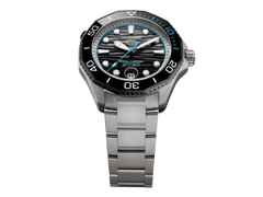 TAG Heuer Aquaracer Professional 500 Date Automatik Titan 42mm schwarzes Zifferblatt Metallband limitiert – Herrenuhren Uhr mit Datum aus Keramik und Titan. Das Gehäuse ist rund und silber. Das Titanarmband ist silber. Das Zifferblatt ist ein Index in schwarz. – Ansicht 3