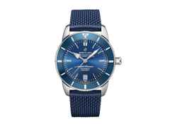 Breitling Superocean Heritage B20 Automatic 42 Edelstahl blaues Zifferblatt blaues Kautschukband – Herrenuhren Uhr mit Datum aus Edelstahl und Keramik. Das Gehäuse ist rund und silber. Das Kautschuk / Kunststoff / Silikon Armband ist blau. Das Zifferblatt ist ein Index in blau.