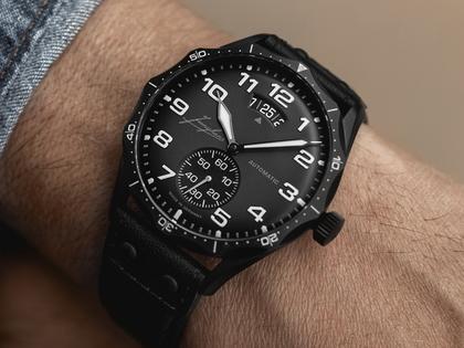 Junghans Meister Pilot Automatic Edelstahl DLC-Schwarz 43mm graues Zifferblatt schwarzes Lederband – Herrenuhren Uhr mit Datum aus DLC beschichtet, Edelstahl und Leder. Das Gehäuse ist rund und grau. Das Lederarmband ist schwarz. Das Zifferblatt ist arabisch Index und grau. – Ansicht 3
