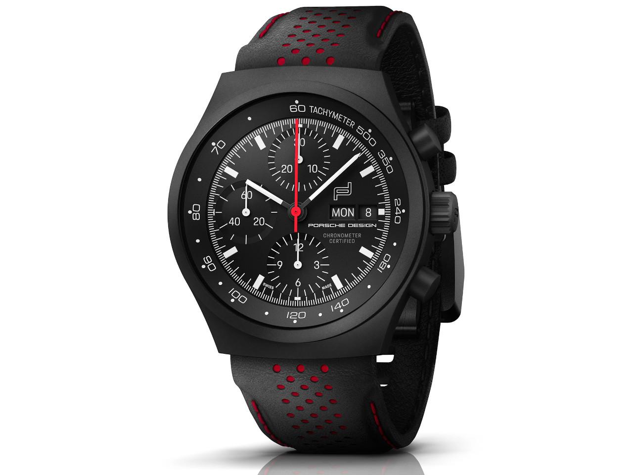Porsche Design Chronograph 1 - Ennstal Classic 2023 Limited Edition – Herrenuhren Chronograph aus Titan und Titancarbid beschichtet. Das Gehäuse ist rund und schwarz. Das Lederarmband ist schwarz. Das Zifferblatt ist ein Index in schwarz. – Ansicht 2
