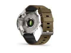 Garmin MARQ Adventurer Gen 2 Damascus Steel Edition digital Damaszenerstahl 46mm braunes Lederband – Herrenuhren Uhr Multifunktion aus Damaststahl. Das Gehäuse ist rund und silber. Das Lederarmband ist braun. Der Zifferblatt ist digital. – Ansicht 4