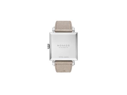 Nomos Glashütte Tetra Origins Basalt Handaufzug Edelstahl 29,5mm schwarzes Zifferblatt graues Lederband Stahlboden – Damenuhren Uhr ohne Datum aus Edelstahl und Leder. Das Gehäuse ist quadratisch und silber. Das Lederarmband ist grau. Das Zifferblatt ist arabisch Index und schwarz. – Ansicht 2