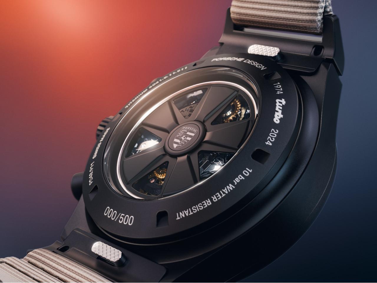 Porsche Design Chronograph 1 - 50 Jahre 911 Turbo Edition Automatik Titan 40mm schwarzes Zifferblatt Metallband und Textilband limitiert – Herrenuhren Chronograph aus Titan und Titancarbid beschichtet. Das Gehäuse ist rund und schwarz. Das Titanarmband ist schwarz. Das Zifferblatt ist arabisch Index und schwarz. – Ansicht 9