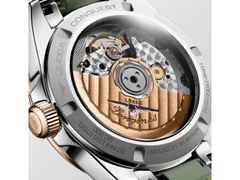 Longines Conquest Automatik Edelstahl 34mm grünes Zifferblatt grünes Kautschukband – Damenuhren Uhr mit Datum aus 750 Rotgold und Edelstahl. Das Gehäuse ist rund und silber. Das Kautschuk / Kunststoff / Silikon Armband ist grün. Das Zifferblatt ist ein Index in grün. – Ansicht 4