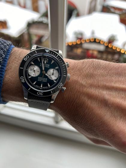Union Glashütte Noramis Chronograph Sport Automatik Edelstahl 43mm grünes Zifferblatt graues Textilband – Herrenuhren Chronograph aus Edelstahl und Keramik. Das Gehäuse ist rund und silber. Das Textilarmband ist grau. Das Zifferblatt ist arabisch Index und türkis. – Ansicht 5