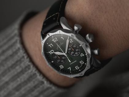 Junghans Meister Pilot Chronoscope Automatik Edelstahl 43mm grünes Zifferblatt grünes Lederband – Herrenuhren Chronograph aus Edelstahl und Leder. Das Gehäuse ist rund und grau. Das Lederarmband ist schwarz. Das Zifferblatt ist arabisch Index und grün. – Ansicht 3