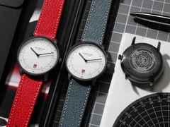 Sternglas Naos Edition Bauhaus III Quarz Edelstahl Schwarz-PVD 38mm weißes Zifferblatt graues Lederband – Herrenuhren Uhr mit Datum aus Edelstahl, Leder und PVD beschichtet. Das Gehäuse ist rund und schwarz. Das Lederarmband ist grau. Das Zifferblatt ist arabisch Index und weiß. – Ansicht 10