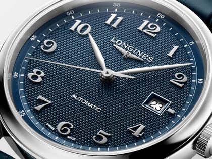Longines Master Collection Automatik Edelstahl 41mm blaues Zifferblatt blaues Lederband – Herrenuhren Uhr mit Datum aus Edelstahl und Leder. Das Gehäuse ist rund und silber. Das Lederarmband ist blau. Das Zifferblatt ist arabisch und blau. – Ansicht 2