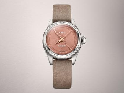 Oris Big Crown Pointer Date Automatik Edelstahl 29mm rosa Zifferblatt braunes Lederband – Damenuhren Uhr mit Datum aus Edelstahl. Das Gehäuse ist rund und silber. Das Lederarmband ist braun. Das Zifferblatt ist ohne Zeichen und rosa. – Ansicht 2