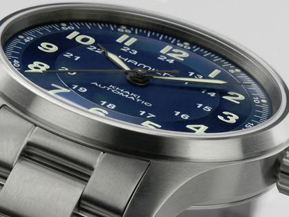 Hamilton Khaki Field Titanium Auto Titan 42mm blaues Zifferblatt Metallband – Herrenuhren Uhr ohne Datum aus Titan. Das Gehäuse ist rund und silber. Das Titanarmband ist silber. Das Zifferblatt ist arabisch und blau. – Ansicht 5