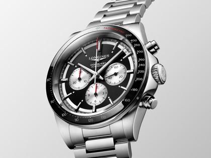 Longines Conquest Chronograph Automatik Edelstahl 42mm schwarzes Zifferblatt Metallband – Herrenuhren Chronograph aus Edelstahl und Keramik. Das Gehäuse ist rund und silber. Das Edelstahlarmband ist silber. Das Zifferblatt ist ein Index in schwarz. – Ansicht 2