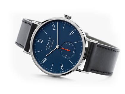 Nomos Glashütte Tangente 39 neomatik Nachtblau Automatik Edelstahl 39mm blaues Zifferblatt schwarzes Lederband – Herrenuhren Uhr ohne Datum aus Edelstahl. Das Gehäuse ist rund und silber. Das Lederarmband ist schwarz. Das Zifferblatt ist arabisch Index und blau. – Ansicht 3