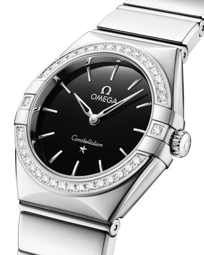 Omega Constellation Quarz Edelstahl  poliert 28mm schwarzes Zifferblatt Diamanten Metallband – Damenuhren Uhr ohne Datum aus Edelstahl. Das Gehäuse ist rund und silber. Das Edelstahlarmband ist silber. Das Zifferblatt ist ein Index in schwarz. – Ansicht 4