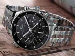 Sinn Spezialuhren 6000 Frankfurter Finanzplatzuhr Automatik Edelstahl 38,5mm schwarzes Zifferblatt schwarzes Lederband – Herrenuhren Chronograph aus Edelstahl. Das Gehäuse ist rund und silber. Das Lederarmband ist schwarz. Das Zifferblatt ist ein Index in schwarz. – Ansicht 2