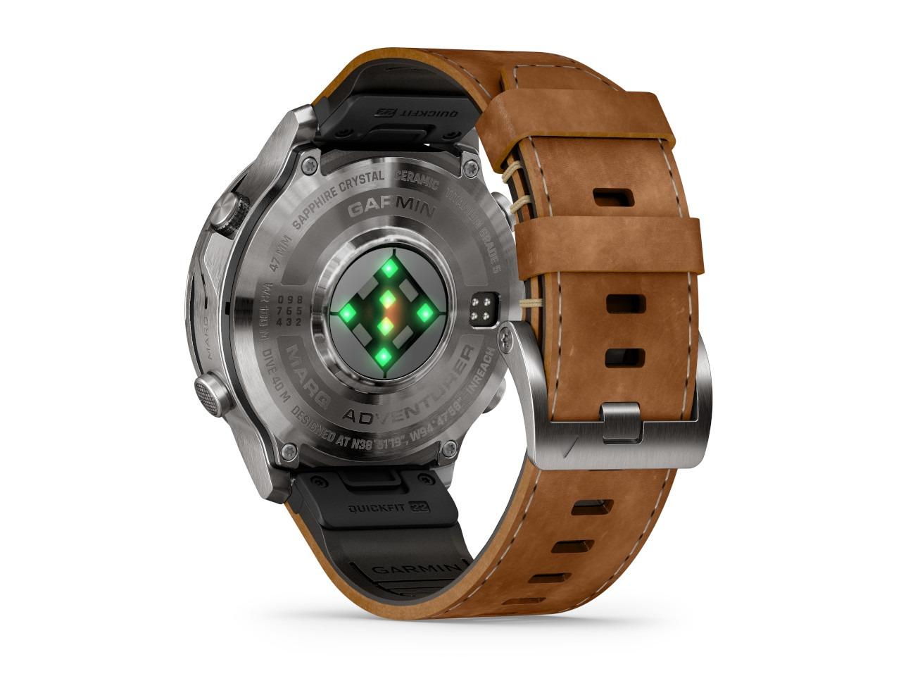Garmin MARQ Adventurer Gen 3 Titan 47mm digitales Display braunes Lederband – Herrenuhren Uhr Multifunktion aus Keramik, Leder und Titan. Das Gehäuse ist rund und grau. Das Lederarmband ist braun. Der Zifferblatt ist digital. – Ansicht 4