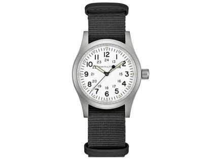 Herrenuhren Uhr ohne Datum aus Edelstahl. Das Gehäuse ist rund und silber. Das Textilarmband ist schwarz. Das Zifferblatt ist arabisch Index und weiß.