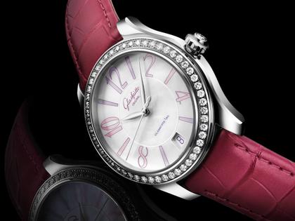 Glashütte Original Lady Serenade Automatik Edelstahl 36mm Perlmutt-Zifferblatt mit Brillanten rosa Lederband Limited Edition – Damenuhren Uhr mit Datum aus Edelstahl. Das Gehäuse ist rund und silber. Das Lederarmband Kroko / Alligator ist rosa. Das Zifferblatt ist arabisch Index und blau. – Ansicht 4