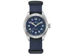 Hamilton Khaki Field Expedition Automatik Edelstahl 41mm blaues Zifferblatt blaues Textilband – Herrenuhren Uhr ohne Datum aus Edelstahl. Das Gehäuse ist rund und silber. Das Textilarmband ist blau. Das Zifferblatt ist ein Index in blau.
