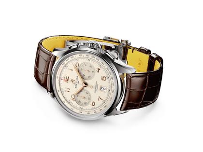 Breitling Premier B01 Chronograph 42 Automatik Edelstahl beiges Zifferblatt braunes Lederband – Herrenuhren Chronograph aus Edelstahl und Leder. Das Gehäuse ist rund und silber. Das Lederarmband Kroko / Alligator ist braun. Das Zifferblatt ist arabisch und beige. – Ansicht 3