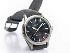 Sinn Spezialuhren 556 I Perlmutt S Automatik Edelstahl 38,5mm Perlmutt-Zifferblatt graues Lederband – Damenuhren Uhr ohne Datum aus Edelstahl. Das Gehäuse ist rund und silber. Das Lederarmband ist grau. Das Zifferblatt ist ein Index in schwarz. – Ansicht 2