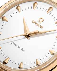 Omega Seamaster Milano Cortina 2026 Automatik Edelstahl 37mm weißes Zifferblatt braunes Lederband – Herrenuhren Uhr ohne Datum aus 750 Gelbgold und Leder. Das Gehäuse ist rund und gelbgold. Das Lederarmband ist braun. Das Zifferblatt ist ein Index in weiß. – Ansicht 3