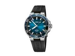 Oris Aquis Date Calibre 400 Automatik Edelstahl 41,5mm blaues Zifferblatt schwarzes Kautschukband – Herrenuhren Uhr mit Datum aus Edelstahl. Das Gehäuse ist rund und silber. Das Kautschuk / Kunststoff / Silikon Armband ist schwarz. Das Zifferblatt ist ein Index in blau.