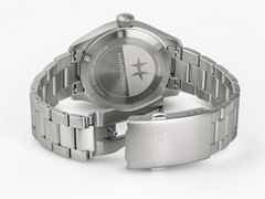Hamilton Khaki Field Mechanical Power Reserve Handaufzug Edelstahl 40mm schwarzes Zifferblatt Metallband – Herrenuhren Uhr ohne Datum aus Edelstahl. Das Gehäuse ist rund und silber. Das Edelstahlarmband ist silber. Das Zifferblatt ist arabisch und schwarz. – Ansicht 5