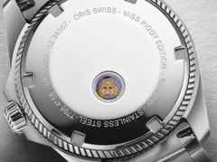 Oris Pro Pilot X Miss Piggy Edition Automatik Edelstahl 34mm pinkes Zifferblatt Metallband – Damenuhren Uhr ohne Datum aus Edelstahl. Das Gehäuse ist rund und silber. Das Edelstahlarmband ist silber. Das Zifferblatt ist ein Index in pink. – Ansicht 6