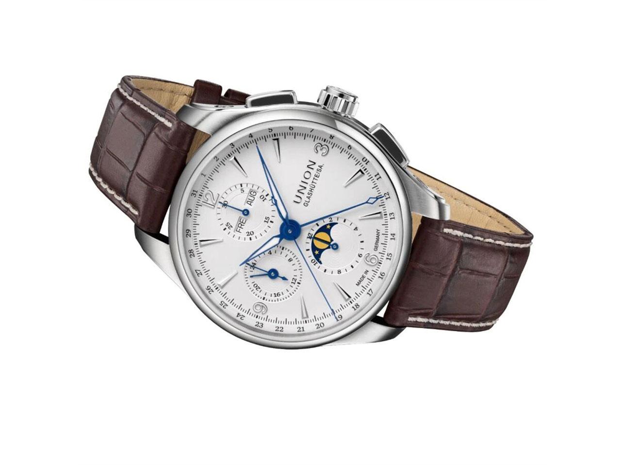 Union Glashütte Belisar Chronograph Mondphase Automatik Edelstahl 42mm weißes Zifferblatt braunes Lederband – Herrenuhren Chronograph aus Edelstahl. Das Gehäuse ist rund und silber. Das Lederarmband ist braun. Das Zifferblatt ist arabisch Index und weiß. – Ansicht 2
