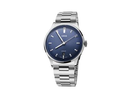 Herrenuhren Uhr mit Datum aus Edelstahl. Das Gehäuse ist rund und silber. Das Edelstahlarmband ist silber. Das Zifferblatt ist ein Index in blau.