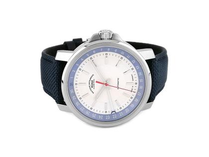 Herrenuhren Uhr mit Datum aus Edelstahl. Das Gehäuse ist rund und silber. Das Textilarmband ist blau. Das Zifferblatt ist ein Index in weiß.