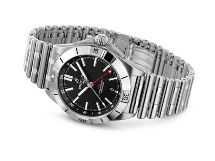 Breitling Chronomat Automatic GMT 40 Edelstahl schwarzes Zifferblatt Metallband – Herrenuhren Uhr mit Datum aus Edelstahl. Das Gehäuse ist rund und silber. Das Edelstahlarmband ist silber. Das Zifferblatt ist ein Index in schwarz. – Ansicht 2