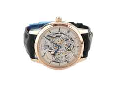 Glashütte Original Senator Mondphase Skelettierte Edition Handaufzug Rotgold 42mm skelettiertes Zifferblatt schwarzes Lederband Limited Edition 1-49-13-15-15-04 Full Set, Service 2025 mit Garantie, Occasion – Herrenuhren Uhr ohne Datum aus 750 Rotgold. Das Gehäuse ist rund und rotgold. Das Lederarmband Kroko / Alligator ist schwarz. Das Zifferblatt ist römisch Index und silber.