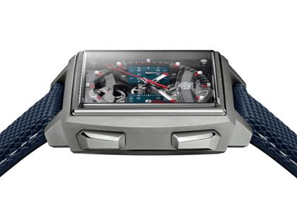 TAG Heuer Monaco Evergraph Automatik Titan 40mm skelettiertes Zifferblatt blaues Kautschukband – Herrenuhren Chronograph aus Titan. Das Gehäuse ist quadratisch und grau. Das Kautschuk / Kunststoff / Silikon Armband ist blau. Das Zifferblatt ist ein Index in silber. – Ansicht 3