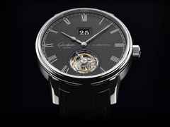 Glashütte Original Senator Tourbillon Automatik Weißgold 42mm schwarzes Zifferblatt graues Lederband – Herrenuhren Uhr mit Datum aus 750 Weißgold. Das Gehäuse ist rund und silber. Das Lederarmband Kroko / Alligator ist grau. Das Zifferblatt ist römisch und grau. – Ansicht 3