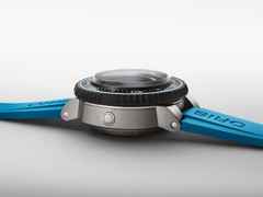 Oris Aquis Pro 4000M Automatik Titan 49,5mm blaues Wellen-Zifferblatt blaues Kautschukband – Herrenuhren Uhr mit Datum aus Kautschuk und Titan. Das Gehäuse ist rund und grau. Das Kautschuk / Kunststoff / Silikon Armband ist blau. Das Zifferblatt ist ein Index in blau. – Ansicht 4