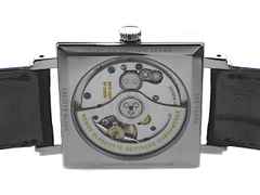 Nomos Glashütte Tetra "175 Years Watchmaking" Black Limited Edition Automatik Edelstahl 33x33mm 421.S4 Full Set Occasion Neu – Herrenuhren Uhr ohne Datum aus Edelstahl. Das Gehäuse ist quadratisch und silber. Das Lederarmband ist braun. Das Zifferblatt ist arabisch Index und schwarz. – Ansicht 2