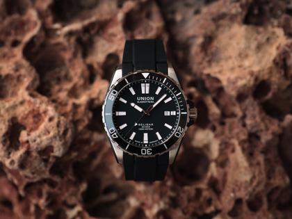 Union Glashütte Belisar  Datum Sport Pro Automatik Edelstahl 42mm schwarzes Zifferblatt schwarzes Kautschukband – Herrenuhren Uhr mit Datum aus Edelstahl. Das Gehäuse ist rund und silber. Das Kautschuk / Kunststoff / Silikon Armband ist schwarz. Das Zifferblatt ist ein Index in schwarz. – Ansicht 3